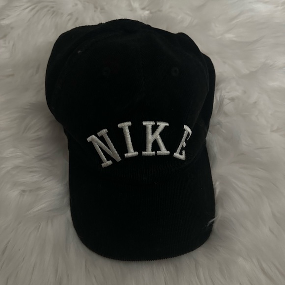 Black & White NIKE hat - Picture 3 of 4